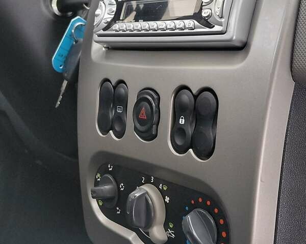 Синий Дачия Сандеро, объемом двигателя 1.4 л и пробегом 90 тыс. км за 4499 $, фото 68 на Automoto.ua