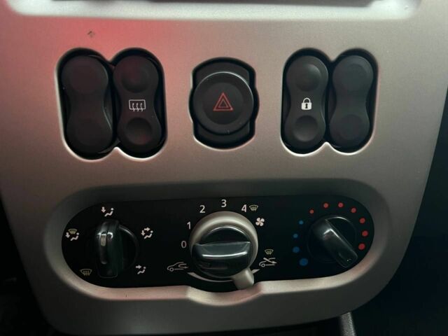 Синий Дачия Сандеро, объемом двигателя 1.1 л и пробегом 180 тыс. км за 4200 $, фото 11 на Automoto.ua