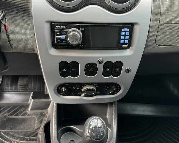 Синій Дачія Sandero, об'ємом двигуна 1.15 л та пробігом 290 тис. км за 4200 $, фото 9 на Automoto.ua