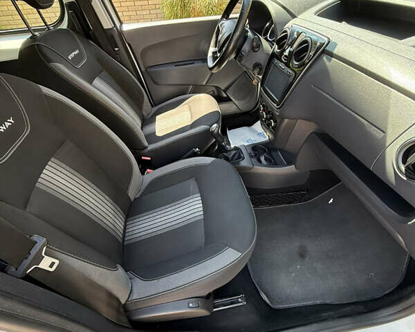 Белый Дачия Dokker Stepway, объемом двигателя 1.5 л и пробегом 120 тыс. км за 10500 $, фото 11 на Automoto.ua
