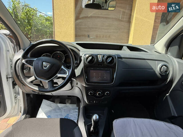 Белый Дачия Dokker Stepway, объемом двигателя 1.5 л и пробегом 120 тыс. км за 10500 $, фото 7 на Automoto.ua