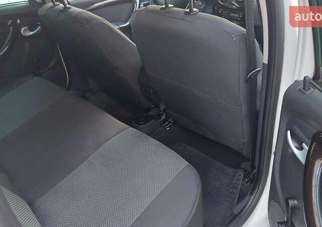 Дачия Duster 2011 в Тернополе на Automoto.ua Белый Дачия Duster, объемом двигателя 1.46 л и пробегом 179 тыс. км за 9900 $, фото 15 на Automoto.ua