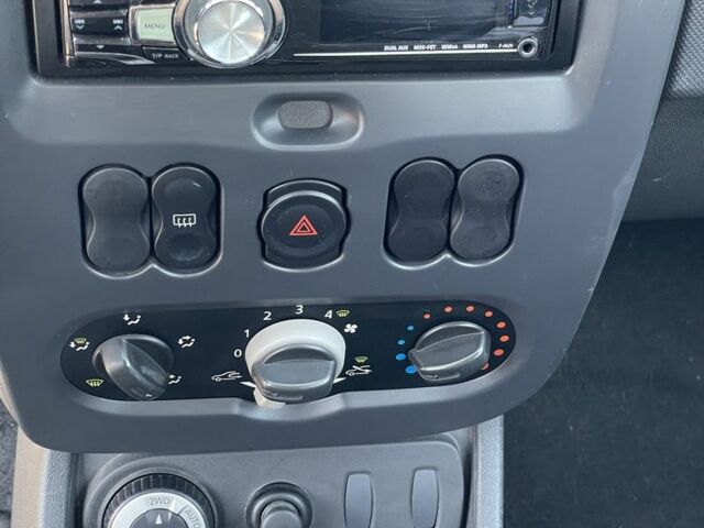 Белый Дачия Duster, объемом двигателя 1.6 л и пробегом 235 тыс. км за 7300 $, фото 6 на Automoto.ua