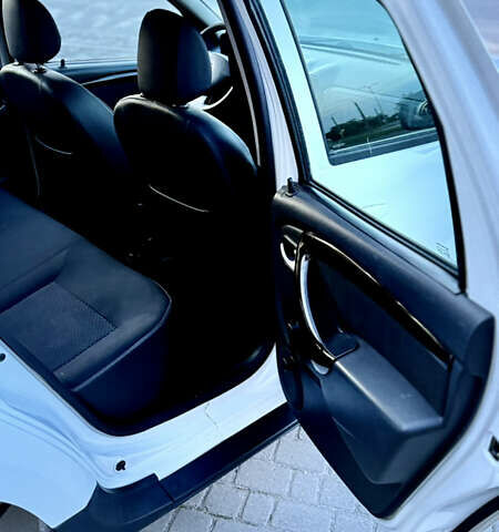Белый Дачия Duster, объемом двигателя 1.5 л и пробегом 200 тыс. км за 8999 $, фото 32 на Automoto.ua