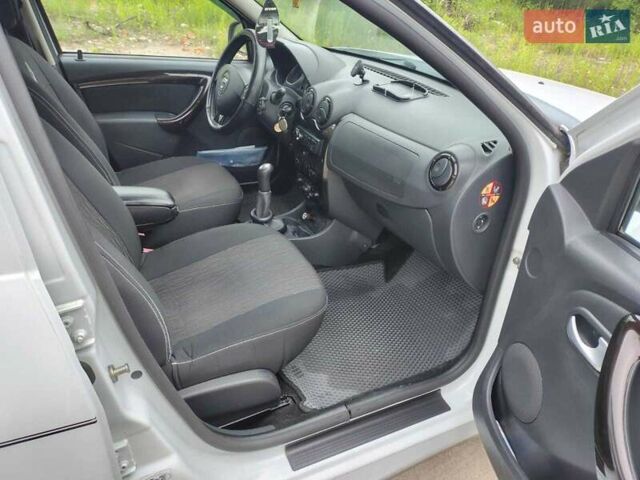 Белый Дачия Duster, объемом двигателя 1.5 л и пробегом 166 тыс. км за 9000 $, фото 6 на Automoto.ua