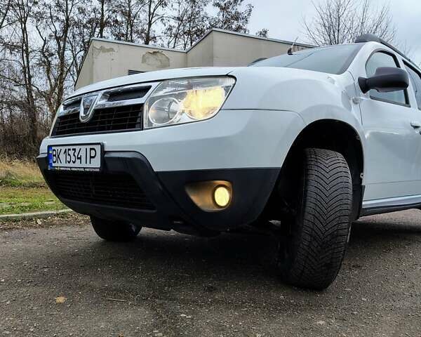 Білий Дачія Duster, об'ємом двигуна 1.6 л та пробігом 201 тис. км за 8000 $, фото 3 на Automoto.ua