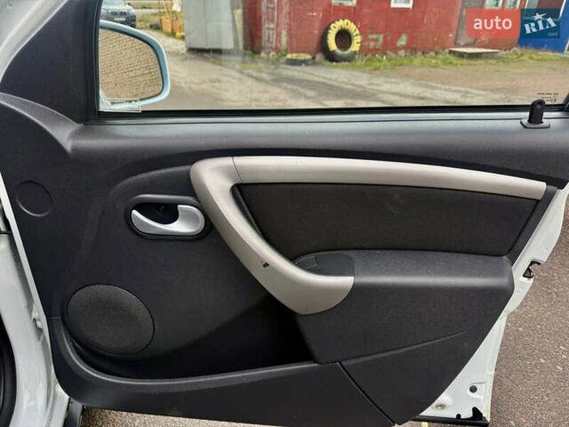 Дачия Duster 2013 в Ровно на Automoto.ua Белый Дачия Duster, объемом двигателя 1.6 л и пробегом 213 тыс. км за 7699 $, фото 28 на Automoto.ua