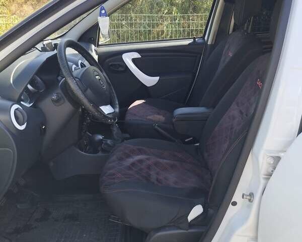 Білий Дачія Duster, об'ємом двигуна 1.5 л та пробігом 192 тис. км за 9600 $, фото 6 на Automoto.ua