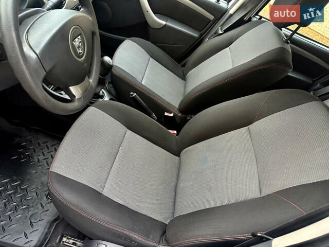 Дачия Duster 2013 в Ровно на Automoto.ua Белый Дачия Duster, объемом двигателя 1.6 л и пробегом 213 тыс. км за 7699 $, фото 14 на Automoto.ua