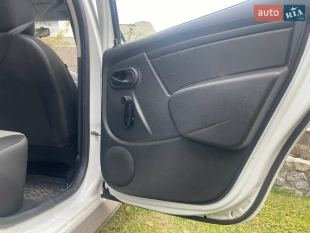 Белый Дачия Duster, объемом двигателя 1.5 л и пробегом 263 тыс. км за 9800 $, фото 7 на Automoto.ua
