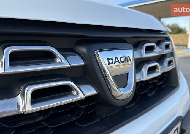 Белый Дачия Duster, объемом двигателя 1.46 л и пробегом 180 тыс. км за 10000 $, фото 1 на Automoto.ua
