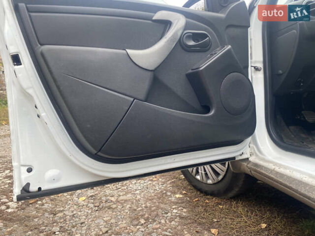 Белый Дачия Duster, объемом двигателя 1.5 л и пробегом 263 тыс. км за 9800 $, фото 5 на Automoto.ua