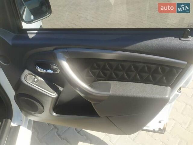Белый Дачия Duster, объемом двигателя 1.2 л и пробегом 85 тыс. км за 8500 $, фото 21 на Automoto.ua