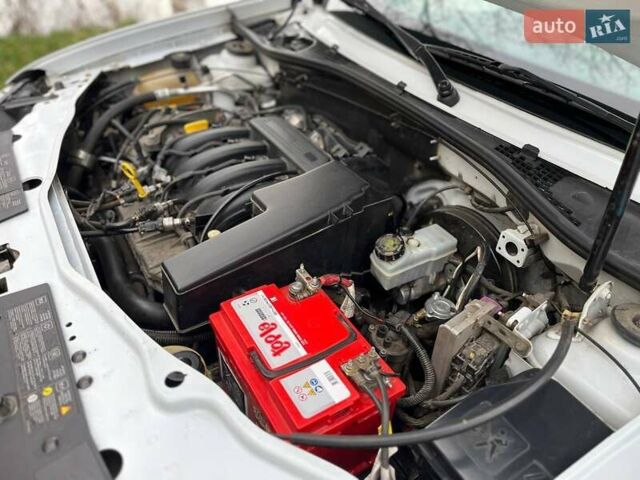 Белый Дачия Duster, объемом двигателя 1.6 л и пробегом 220 тыс. км за 10600 $, фото 4 на Automoto.ua