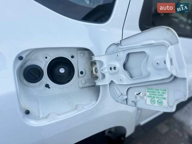 Білий Дачія Duster, об'ємом двигуна 1.6 л та пробігом 172 тис. км за 10650 $, фото 29 на Automoto.ua