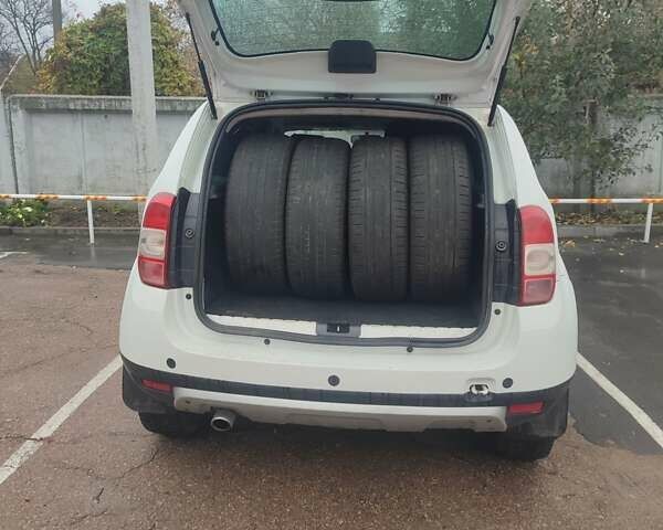 Белый Дачия Duster, объемом двигателя 1.5 л и пробегом 200 тыс. км за 9500 $, фото 10 на Automoto.ua