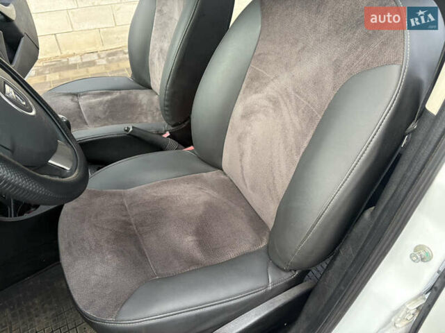 Белый Дачия Duster, объемом двигателя 1.6 л и пробегом 161 тыс. км за 9399 $, фото 17 на Automoto.ua