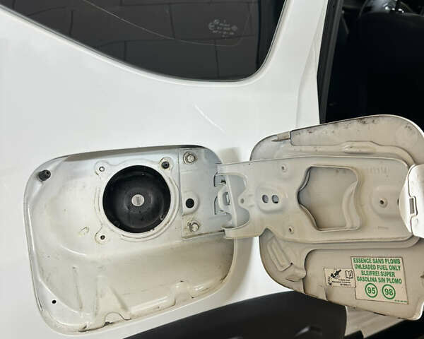 Белый Дачия Duster, объемом двигателя 1.6 л и пробегом 180 тыс. км за 9499 $, фото 15 на Automoto.ua