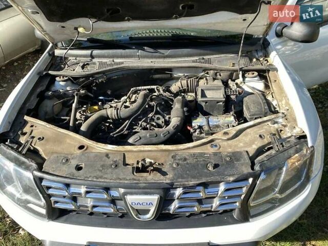 Белый Дачия Duster, объемом двигателя 1.2 л и пробегом 127 тыс. км за 10000 $, фото 6 на Automoto.ua