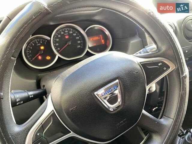Белый Дачия Duster, объемом двигателя 1.2 л и пробегом 127 тыс. км за 10000 $, фото 4 на Automoto.ua
