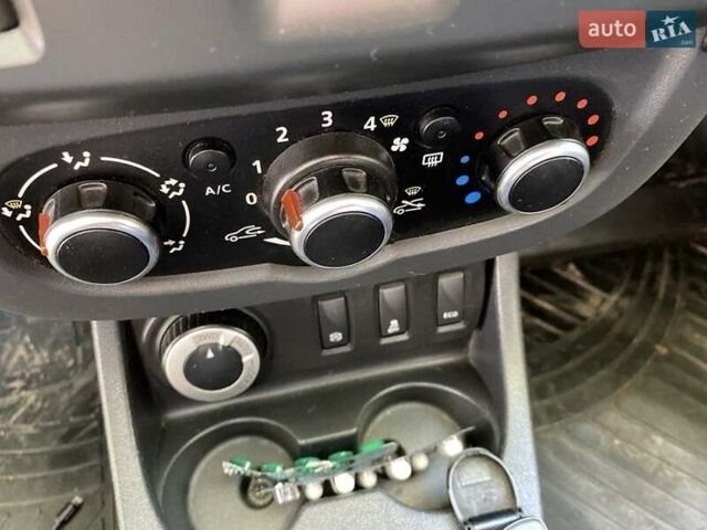 Белый Дачия Duster, объемом двигателя 1.2 л и пробегом 127 тыс. км за 10000 $, фото 3 на Automoto.ua