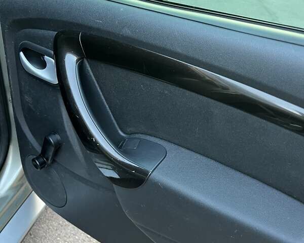 Бежевий Дачія Duster, об'ємом двигуна 1.5 л та пробігом 231 тис. км за 8900 $, фото 51 на Automoto.ua