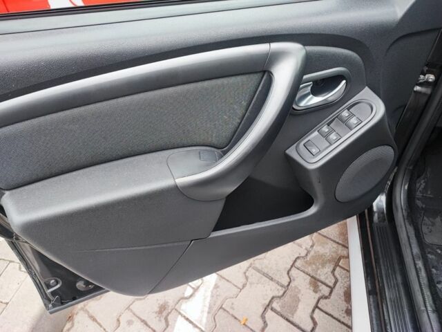 Черный Дачия Duster, объемом двигателя 1.2 л и пробегом 162 тыс. км за 9999 $, фото 6 на Automoto.ua