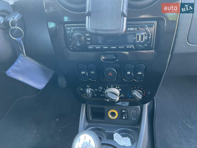 Чорний Дачія Duster, об'ємом двигуна 1.6 л та пробігом 188 тис. км за 8800 $, фото 17 на Automoto.ua