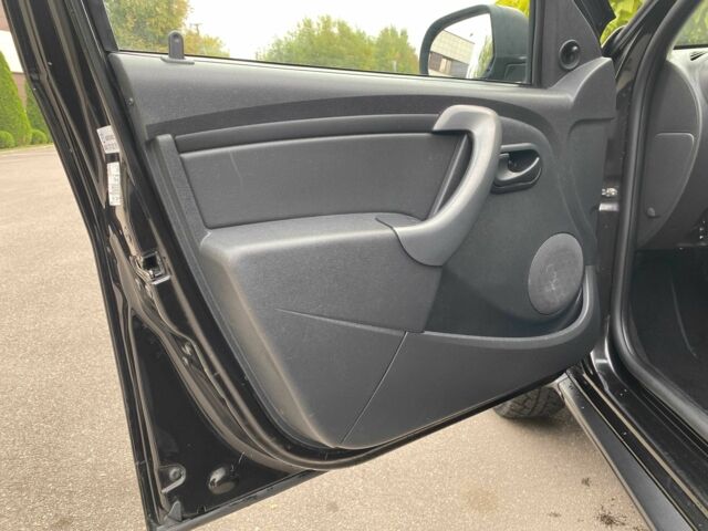 Черный Дачия Duster, объемом двигателя 1.6 л и пробегом 230 тыс. км за 7999 $, фото 5 на Automoto.ua