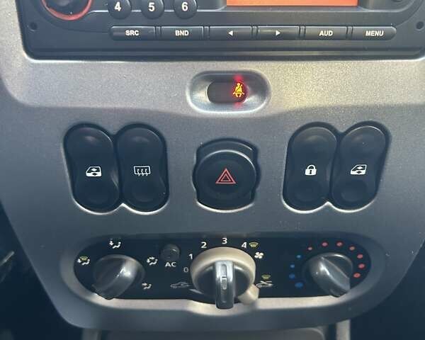 Черный Дачия Duster, объемом двигателя 1.6 л и пробегом 173 тыс. км за 8100 $, фото 6 на Automoto.ua