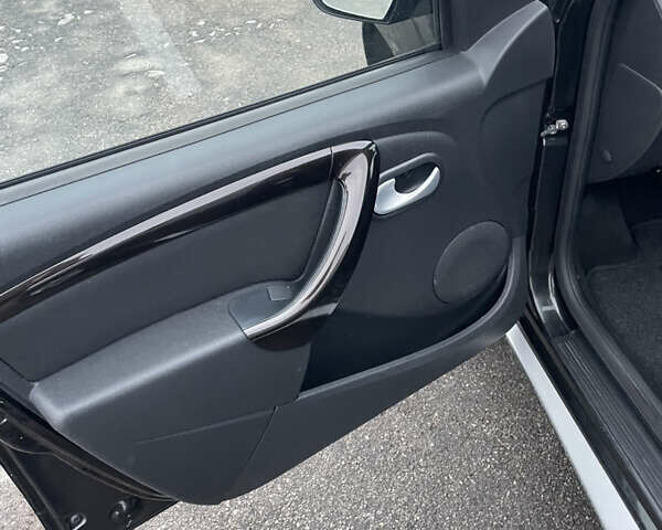 Черный Дачия Duster, объемом двигателя 1.6 л и пробегом 177 тыс. км за 9000 $, фото 10 на Automoto.ua