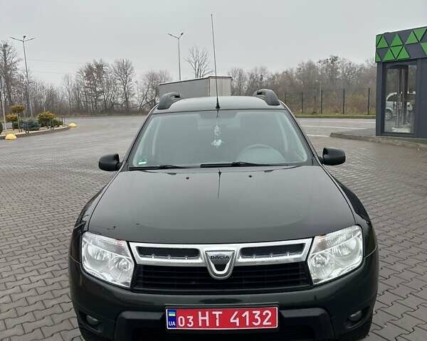 Черный Дачия Duster, объемом двигателя 1.6 л и пробегом 250 тыс. км за 8000 $, фото 2 на Automoto.ua