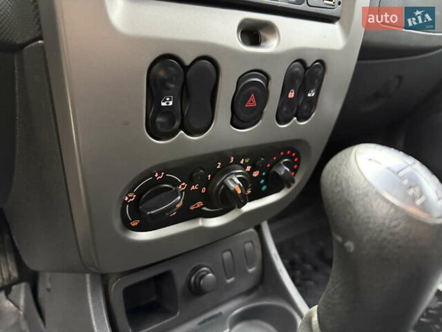 Чорний Дачія Duster, об'ємом двигуна 1.6 л та пробігом 175 тис. км за 7900 $, фото 16 на Automoto.ua