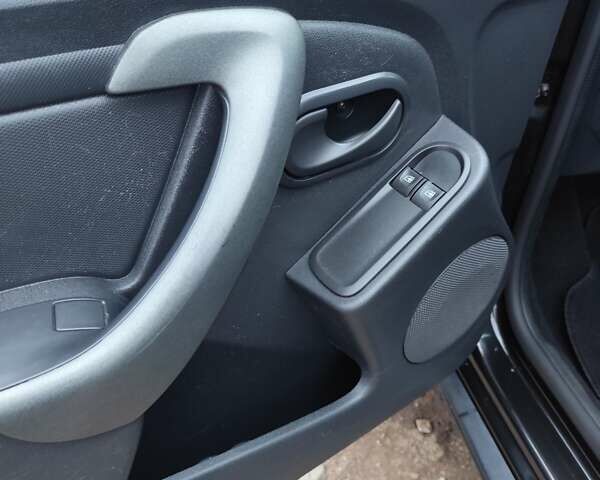 Черный Дачия Duster, объемом двигателя 1.6 л и пробегом 174 тыс. км за 9999 $, фото 29 на Automoto.ua