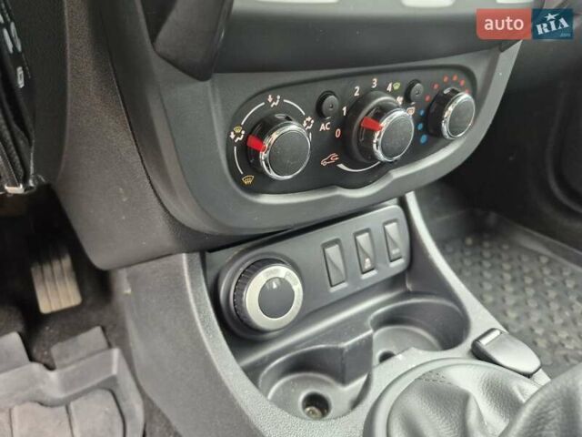 Чорний Дачія Duster, об'ємом двигуна 1.6 л та пробігом 71 тис. км за 11750 $, фото 15 на Automoto.ua