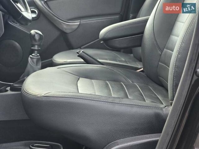 Черный Дачия Duster, объемом двигателя 1.2 л и пробегом 91 тыс. км за 10200 $, фото 2 на Automoto.ua