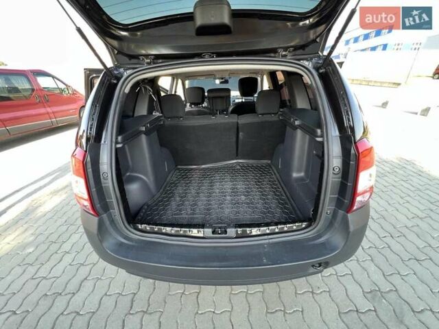 Черный Дачия Duster, объемом двигателя 1.6 л и пробегом 280 тыс. км за 10200 $, фото 1 на Automoto.ua