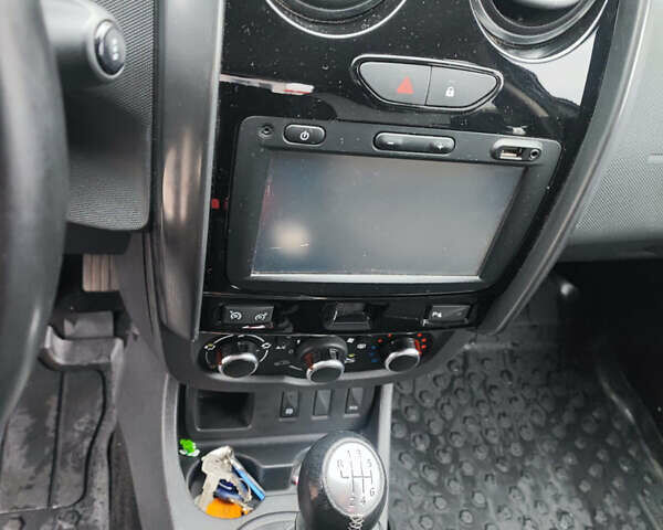 Черный Дачия Duster, объемом двигателя 1.2 л и пробегом 162 тыс. км за 9999 $, фото 8 на Automoto.ua