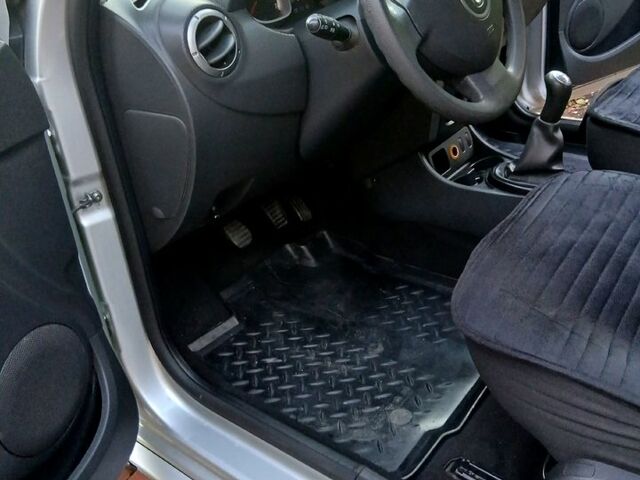 Дачия Duster, объемом двигателя 1.6 л и пробегом 200 тыс. км за 8350 $, фото 3 на Automoto.ua