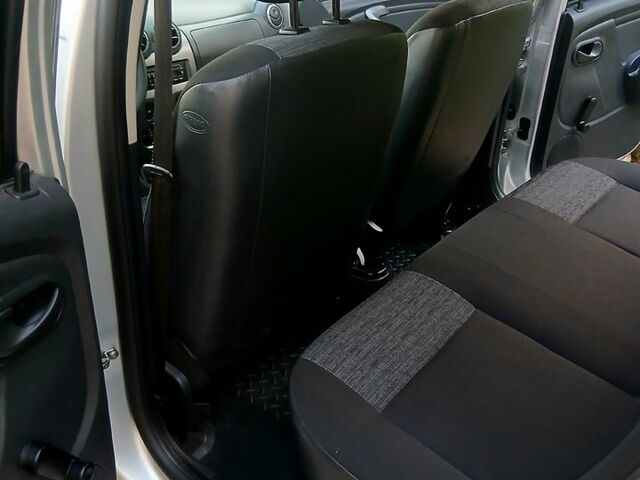 Дачия Duster, объемом двигателя 1.6 л и пробегом 200 тыс. км за 8350 $, фото 4 на Automoto.ua
