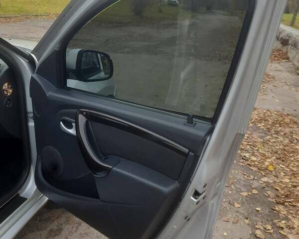 Серый Дачия Duster, объемом двигателя 0 л и пробегом 184 тыс. км за 8200 $, фото 51 на Automoto.ua
