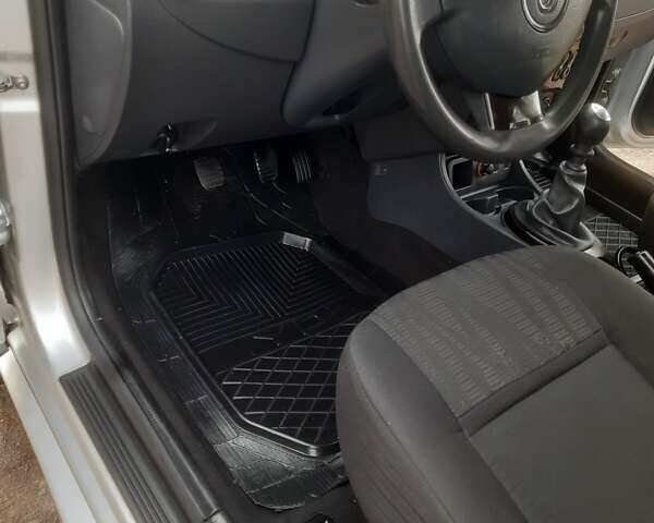 Серый Дачия Duster, объемом двигателя 0 л и пробегом 184 тыс. км за 8200 $, фото 50 на Automoto.ua