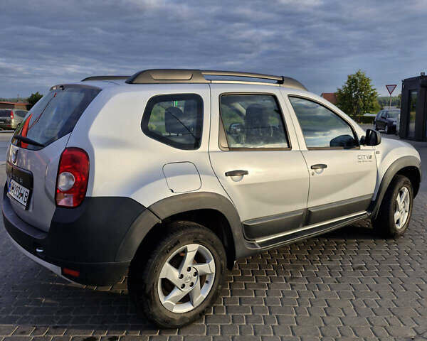 Серый Дачия Duster, объемом двигателя 1.6 л и пробегом 130 тыс. км за 8000 $, фото 2 на Automoto.ua