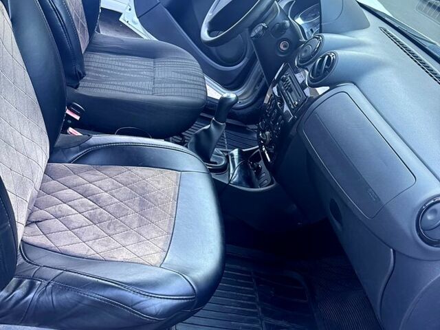 Сірий Дачія Duster, об'ємом двигуна 1.6 л та пробігом 130 тис. км за 7200 $, фото 8 на Automoto.ua