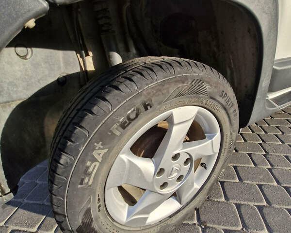 Серый Дачия Duster, объемом двигателя 1.6 л и пробегом 130 тыс. км за 8000 $, фото 4 на Automoto.ua