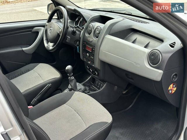 Серый Дачия Duster, объемом двигателя 1.5 л и пробегом 229 тыс. км за 9200 $, фото 13 на Automoto.ua