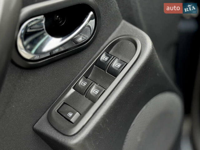 Сірий Дачія Duster, об'ємом двигуна 1.2 л та пробігом 85 тис. км за 9900 $, фото 24 на Automoto.ua