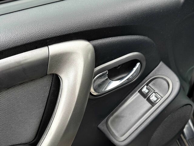 Сірий Дачія Duster, об'ємом двигуна 1.6 л та пробігом 123 тис. км за 10200 $, фото 6 на Automoto.ua