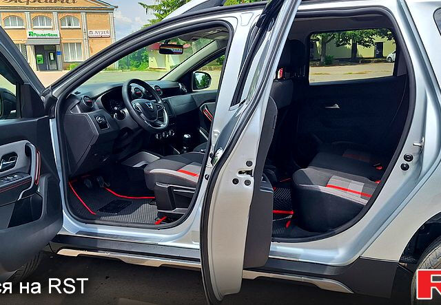 Серый Дачия Duster, объемом двигателя 1.5 л и пробегом 30 тыс. км за 17950 $, фото 6 на Automoto.ua