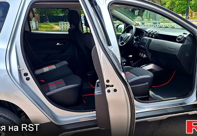 Серый Дачия Duster, объемом двигателя 1.5 л и пробегом 30 тыс. км за 17950 $, фото 8 на Automoto.ua